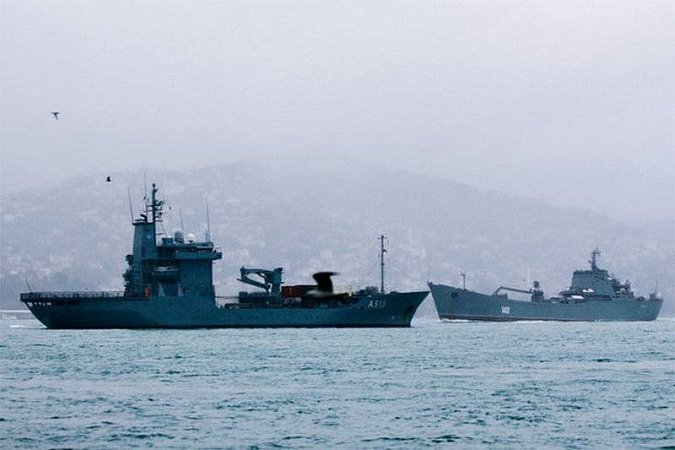 БДК "Орск" и силы НАТО в проливе Босфор
